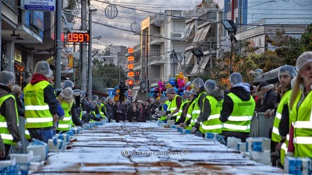 Βασιλόπιτα πέντε τόνων ετοιμάζεται στο Περιστέρι (βίντεο)